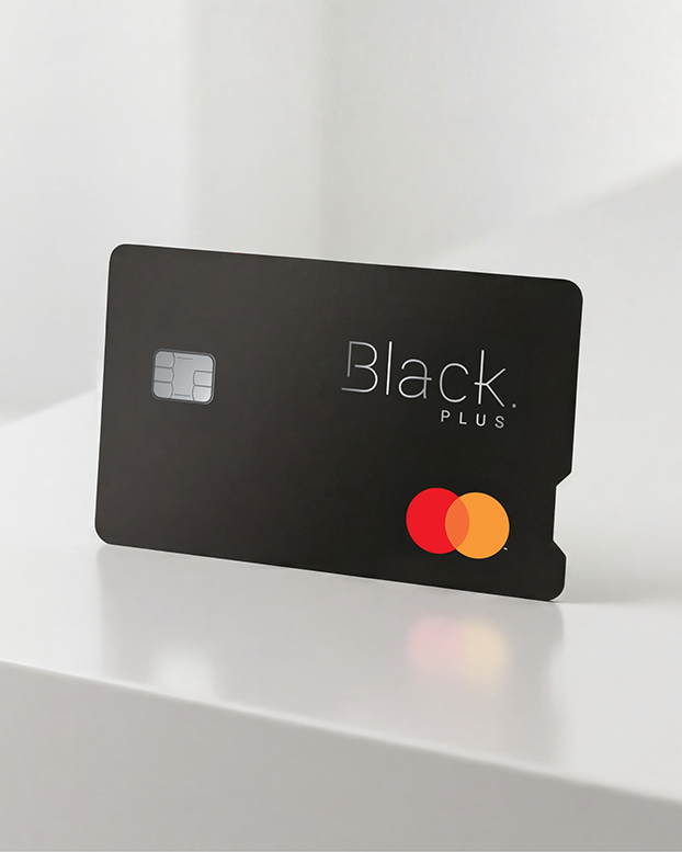 Cartão de crédito Black Plus pousado em cima de um balcão branco