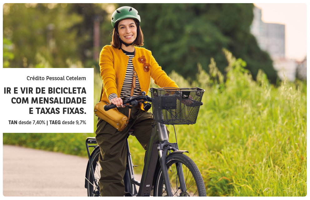 Crédito mobilidade suave: mulher a andar de bicicletas elétricas