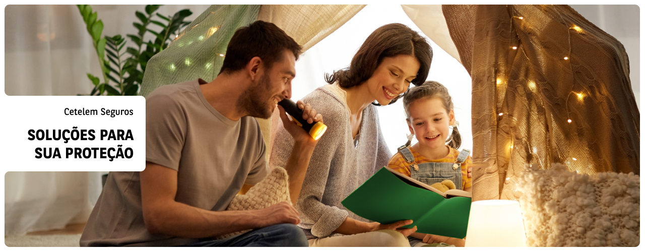Família protegida por uma tenda e a ler um livro