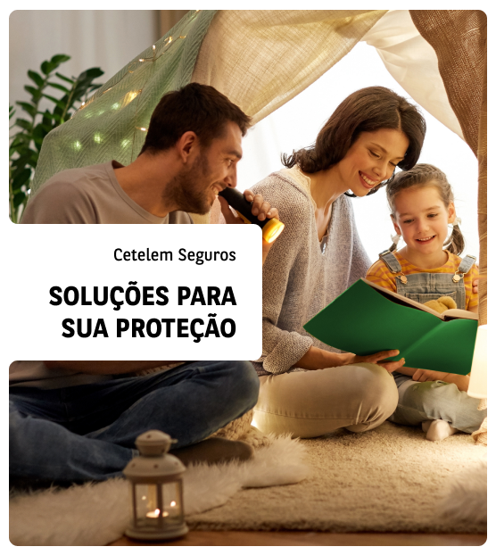 Família protegida por uma tenda e a ler um livro