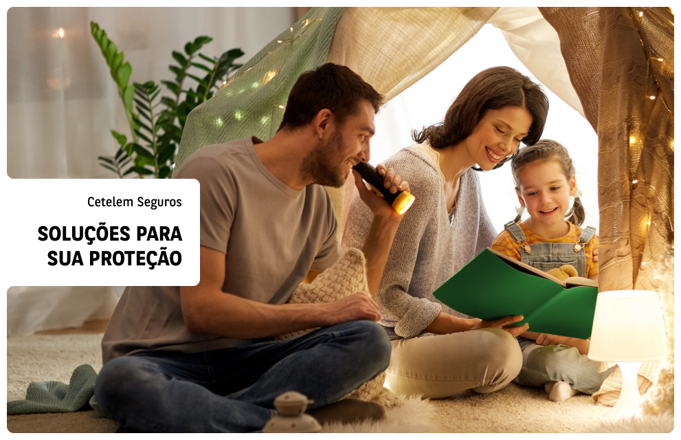 Família protegida por uma tenda e a ler um livro