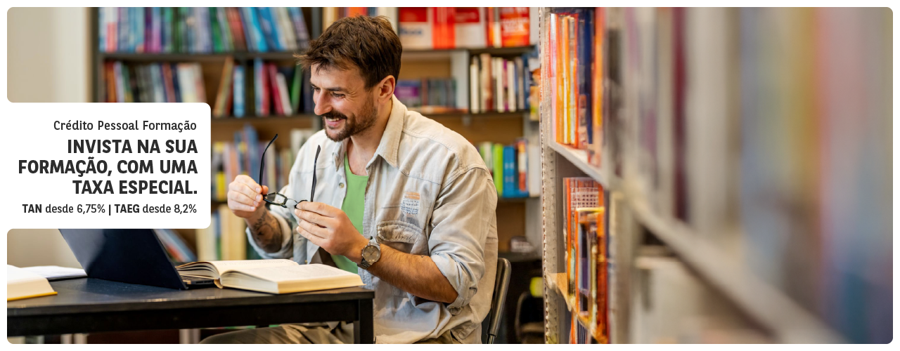 Crédito estudante: jovem a sorrir enquanto segura num livro