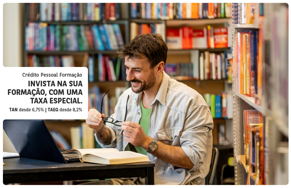 Crédito estudante: jovem a sorrir enquanto segura num livro