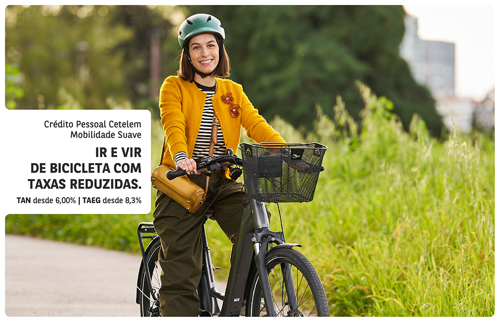 Crédito mobilidade suave: mulher a andar de bicicletas elétricas