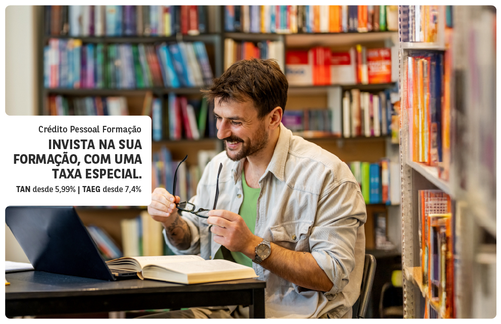 Crédito estudante: jovem a sorrir enquanto segura num livro