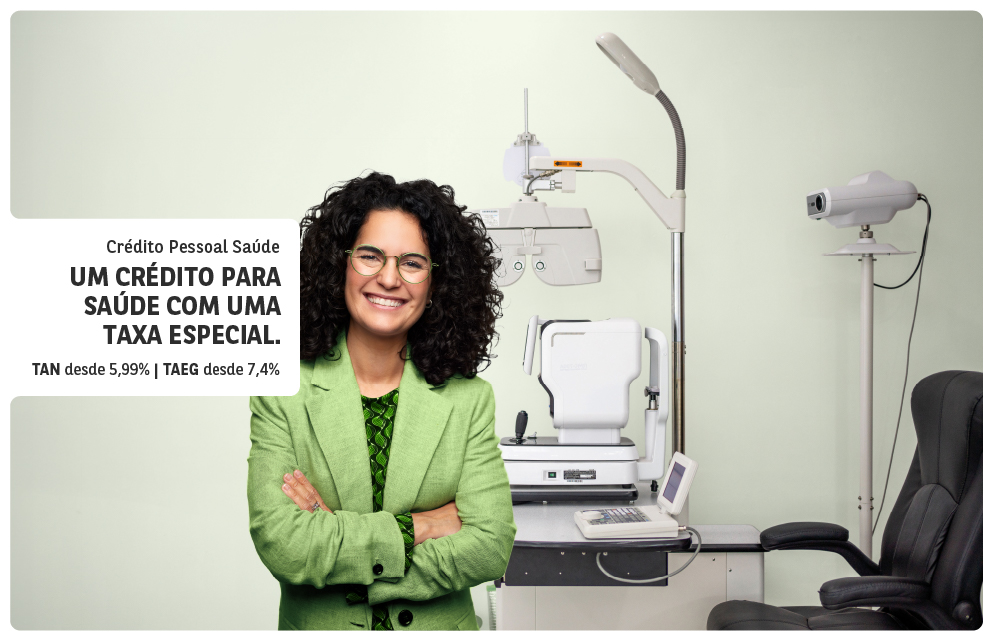 Crédito saúde: senhora num consultório de oftalmologia e a segurar nuns óculos