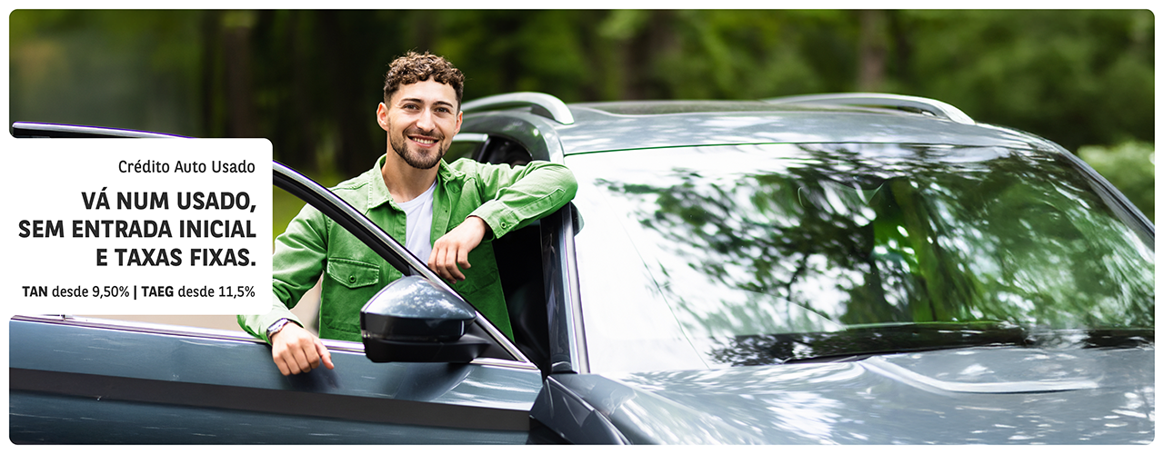 Crédito Automóvel usado Cetelem: rapariga encostada ao seu carro usado