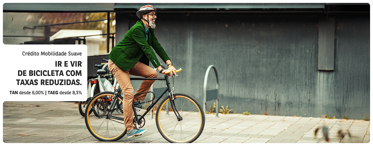 Crédito mobilidade suave: mulher andar de bicicletas elétricas
