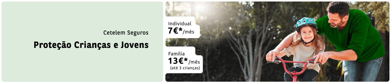 Criança pendurada na árvore