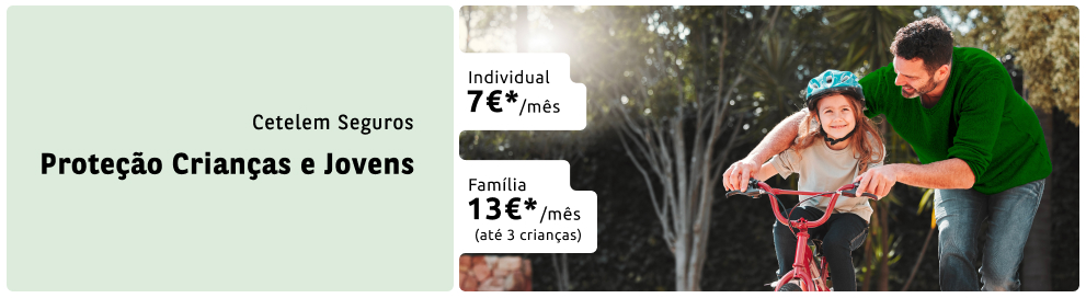 Criança pendurada na árvore