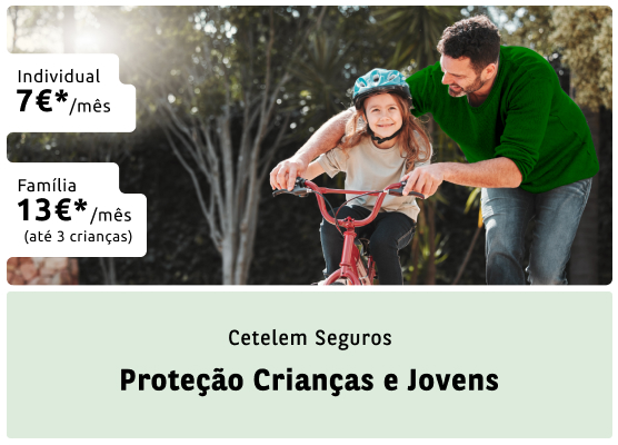 Criança pendurada na árvore