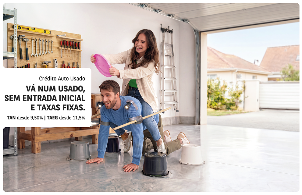 Crédito Automóvel usado Cetelem: Casal a improvisar um carro.